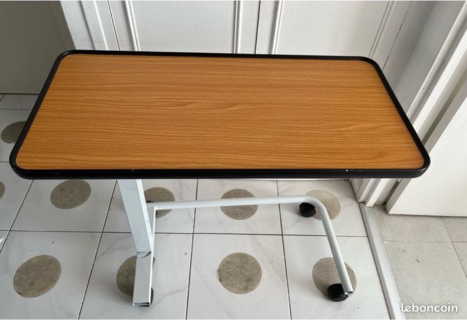Table de lit roulante en bon état