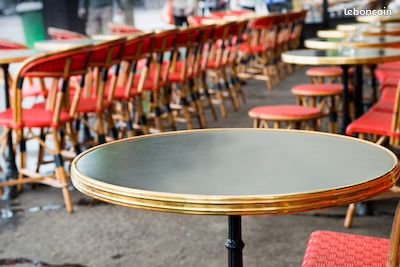 Table de terrasse de bistrot parisien Pied en fonte noir 3 branches Plateau en stratifié noir cerclage laiton mobilier professionnel CHR Table de jardin Brasserie Restaurant