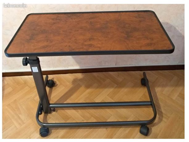 Table spéciale fauteuil releveur en ronce de noyer sur roulettes