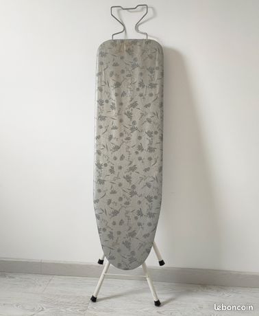 Table à repasser avec housse épaisse