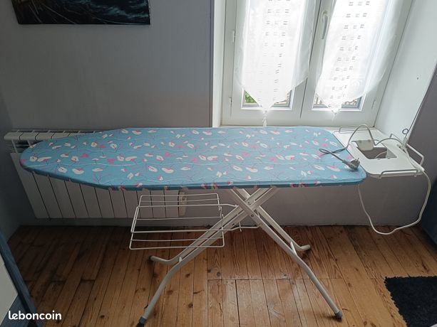 Table à repasser SILLAGE prise intégrée