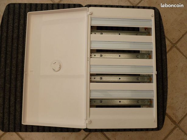 Tableau électrique LEGRAND avec porte, nu en TBE, 72 modules, 4 rangées