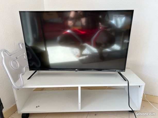 Télé HD JVC 32” (80 cm) + Meuble TV blanc – Parfait état