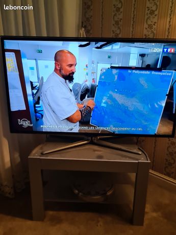Télé 118cm plus table bassee