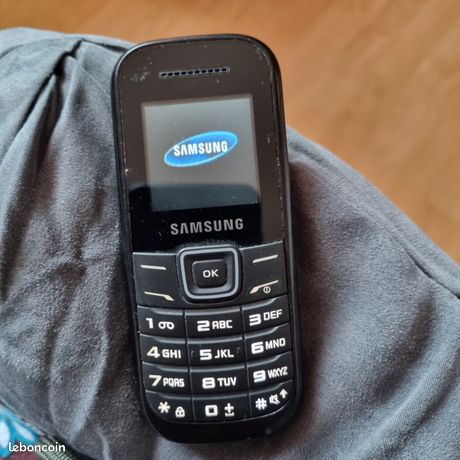 Téléphone portable Samsung e1200i