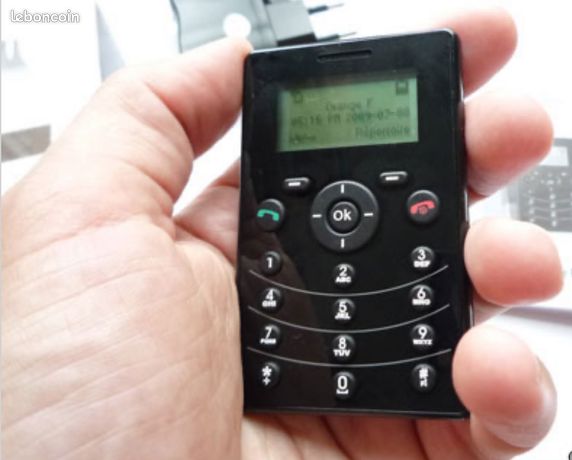 Téléphone portable vintage Taille carte de crédit