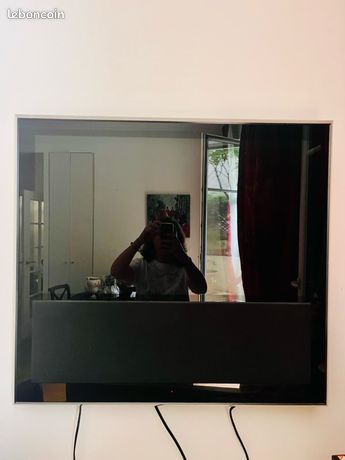Téléviseur Bang & Olufsen 10-32 vendu avec sa télécommande et le support mural