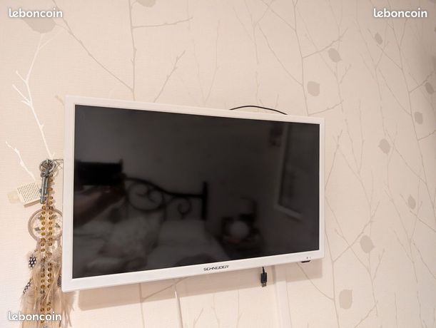 Téléviseur LED 24 HD TV 60 cm Schneider + support mural