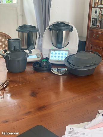 Thermomix blanc TM6 avec tout ses accessoires plus découpé minute plus friend avec son bol et ses accessoiret découpé spiral