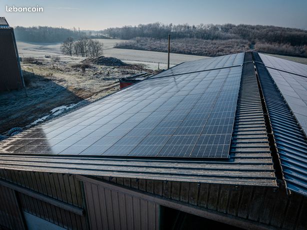 Toiture agricole vieillissante en Auvergne-Rhône-Alpes ? Arkolia la rénove avec le photovoltaïque