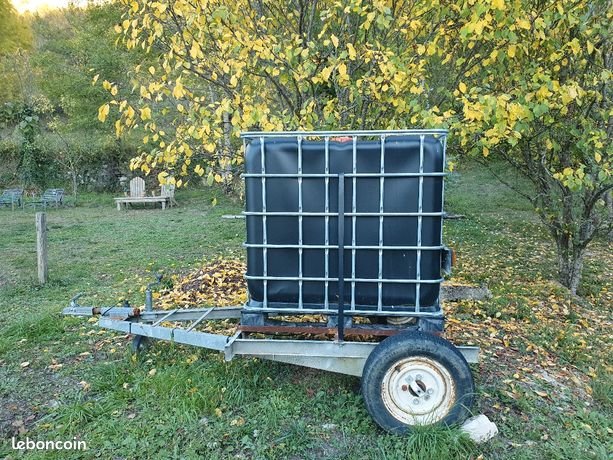 Tonne à eau sur remorque