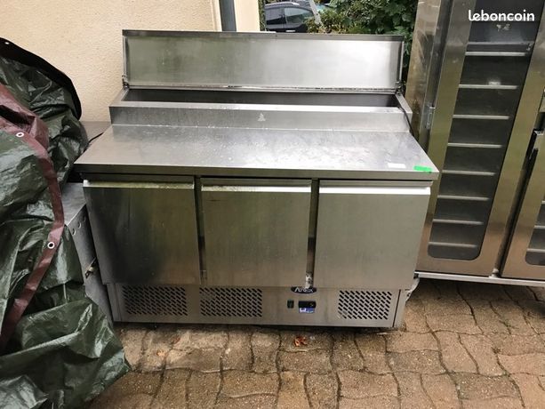Tour réfrigéré , Saladette à poser table inox , échelle pâtissier , hotte aspirante , Robot coupe , hachoir à viande , machine sous vide