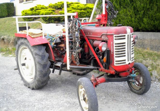 Tracteur agricole Mc Cormick Utility FU235D de 1958 et remorque
