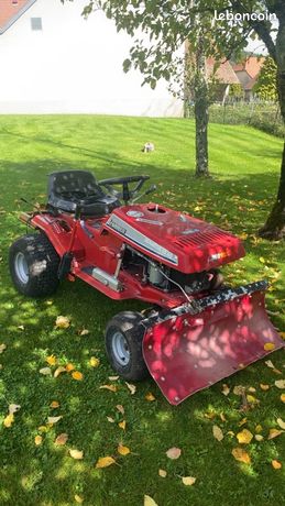Tracteur avec lame à neige