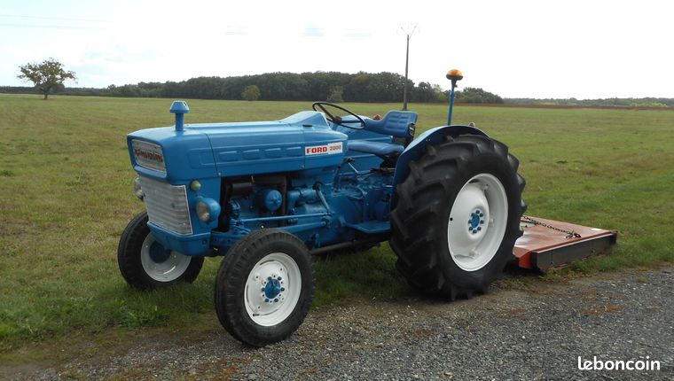 Tracteur Ford et gyrobroyeur