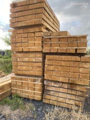 Traverses paysagère en chêne 1250 le mètre linéaire. En 4 arêtes vives . Dimensions 200x10x20 /260x10x20/ 300x10x20 cm le bois est de très bonne qualité