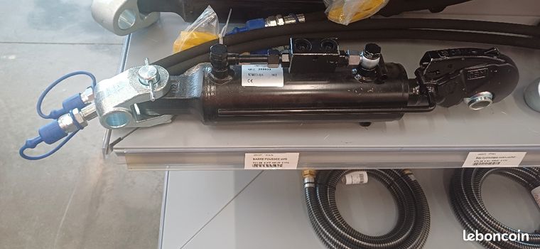 Trois points hydraulique agricole. Barre de poussée
