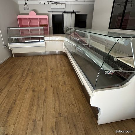 TTC Banque magasin boulangerie pâtisserie 4m10 x 2m60 à vitrines service arrière