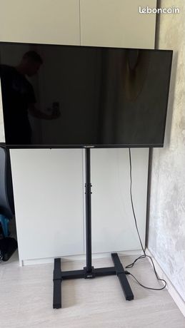 TV avec trépied