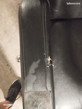 Un fauteuil de salon de coiffure noir cuir