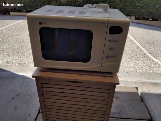 Un four micro-ondes kerwave 1000 watts