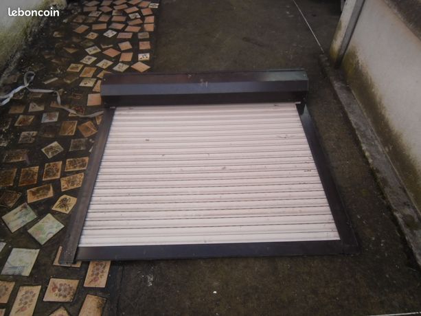 Un Volets roulant manuels avec sangle Somfy PVC