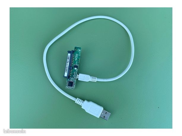 Un adaptateur sata avec câble USB blanc