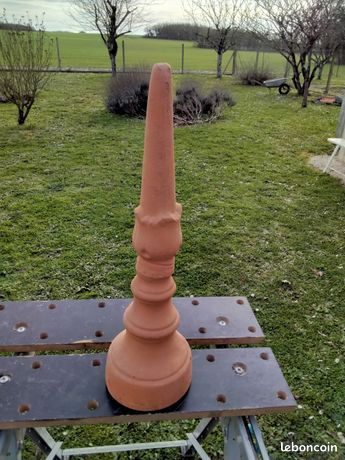 Un poinçon terre cuite rouge