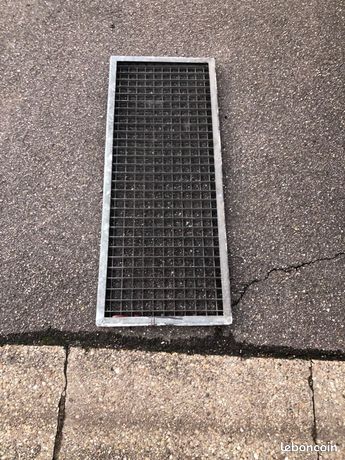 Une grille caillebotis avec encadrement Dim L/L/ H 1 m/ 40/ 2cm