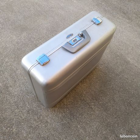 Valise en fer avec ouverture à code