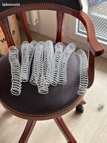Vend 10 Spirale pour livre en métal longueur 30 cm largeur 5 cm et 6 petites spirales longueur 30 cm et largeur 4cm