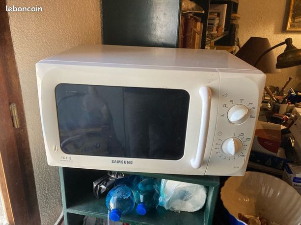 Vend four micro-ondes