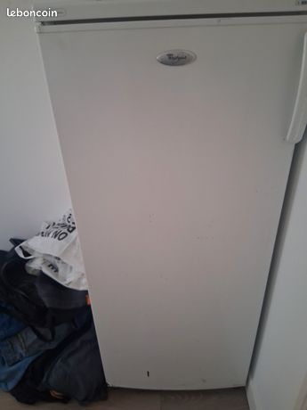 Vend frigidaire met nettoyage à faire