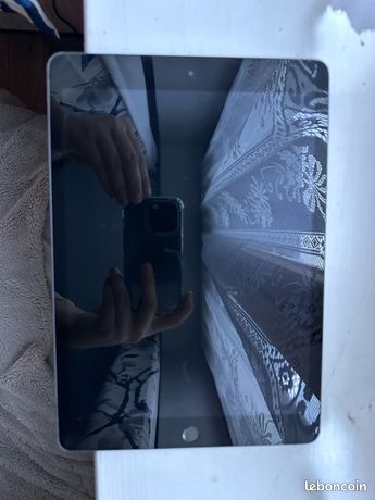 Vend iPad avec coque clavier Bluetooth et stylet + chargeur