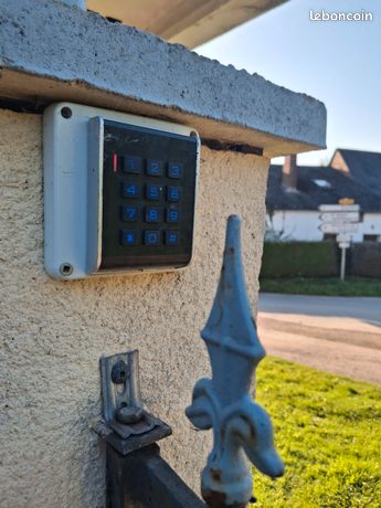 motorisation centinel pour barrière deux battant avec digicode connecté WiFi pour ouverture sur portable avec deux télécommande à démonter sur place