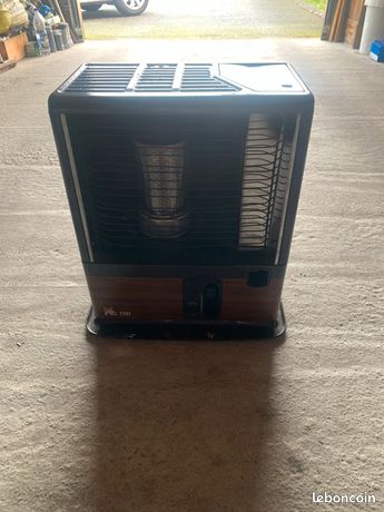 Vend poêle à petrol. Marche bien .fume un petit peut. En bon état