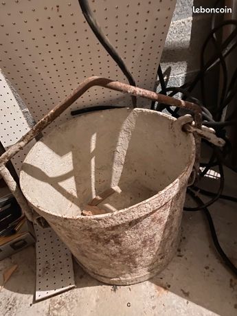 seau métallique basculant à béton en avec le bras pivotant correspondant