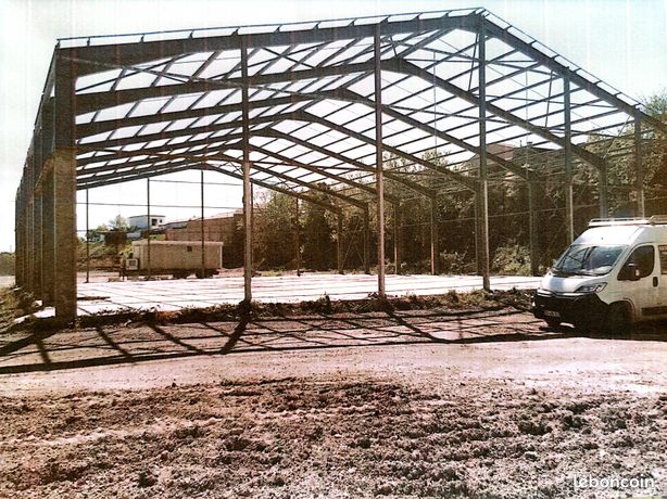 VENDRE GRAND HANGAR AGRICOLE 1000 m 35 m x 30 m HAUTEUR 10 m STRUCTURE MÉTALLIQUE DÉMONTÉE