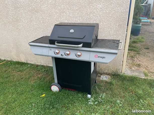 barbecue à gaz. Trois gaz