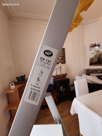 escabeau GifF 5 marches hauteur 1.90 pouvant supporter 150kgs