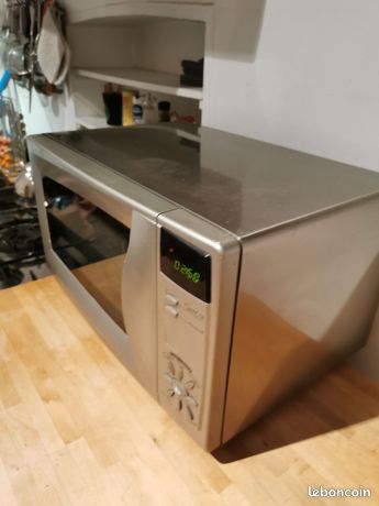 Vends four micro onde inox Thomson longueur 54 cm profondeur 35 hauteur 31 cm