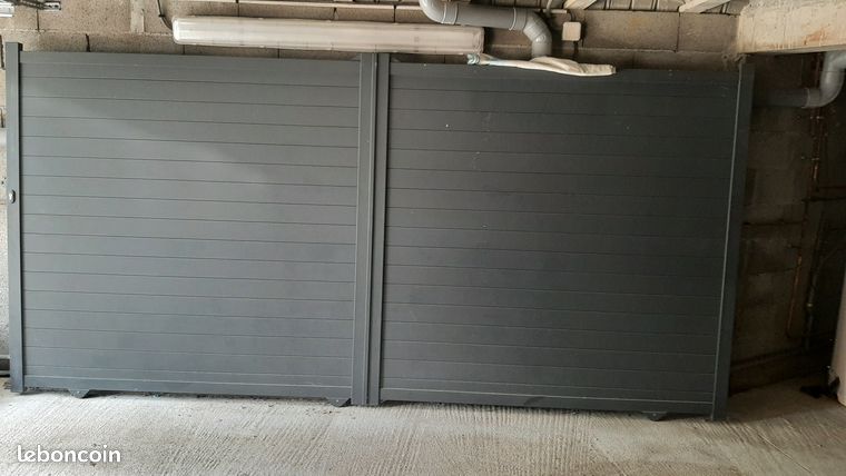 portail électrique gris