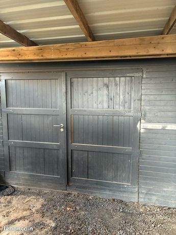 porte de garage en bois massif avec serrure