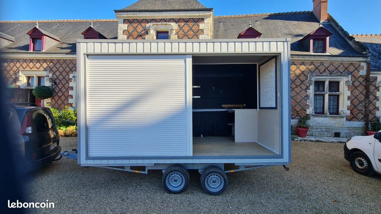 remorque double essieux pour exposition, foire, food truck ou pour utiliser lors de salons 2.50x4.10mx 2.90 de haut