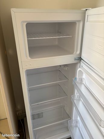 Vente d’un frigo avec une utilisation de six mois, quasi tout neuf pour plus de précisions. Merci de venir en Inbox