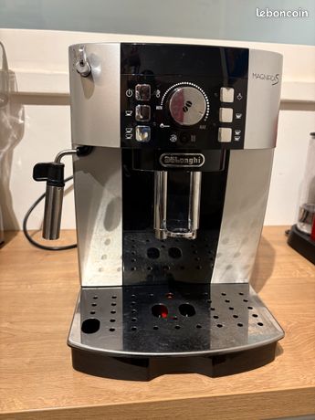 Vente d'une machine à café DELONGHI MAGNIFICA S