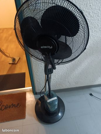 Ventilateur moderne plus un système de climatisation