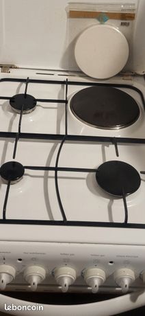 Vide appartement a vendre Gaziniere Indesit 4 feux 3 gaz et un électrique avec four électrique +micro ondes avec intérieur chromé en excellent etat