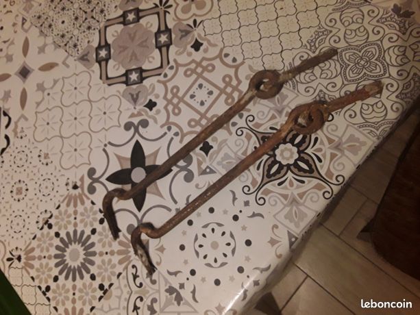 Vieux crochet de volet en fer forgé
