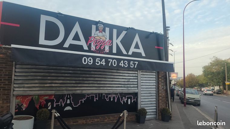 Vitrine et rideaux métalliques